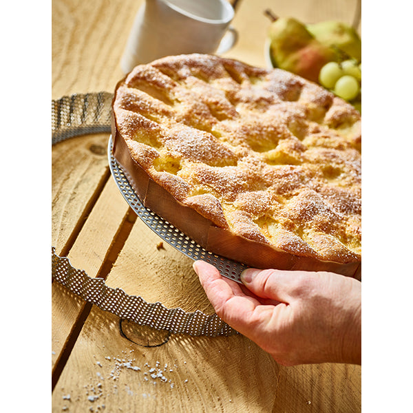 Moule à tarte amovible 28 cm inox perforé et feuille de cuisson antiadhésive De Buyer - Mathon - 4